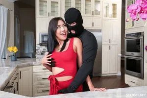 Melody marks cực dễ thương khi làm người mẫu đồ lót sexy