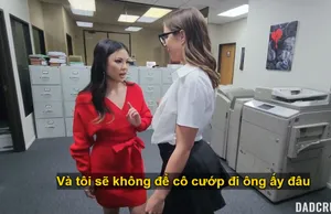 Siêu mẫu tuổi teen cố gắng không rên rỉ khi thủ dâm bằng nút chặn hậu môn